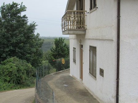 Detached, habitable, 3 bed house 7km to the beach and 200 meters to the town.