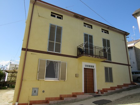 2 bed, finished, country house with nice views, garage, 600sqm of garden and outbuilding 1km to town. 1