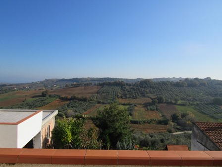 Habitable, 2 bed town house with garage and sun terrace 7km to the beach.