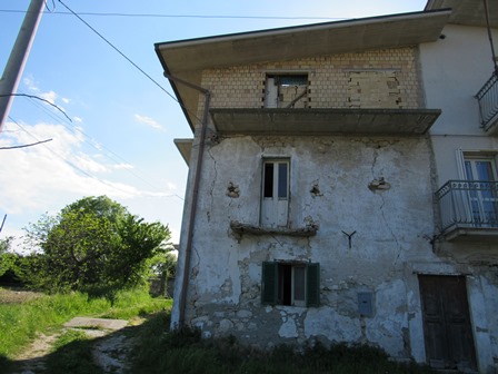 Partially renovated semi-detached house with a new roof and valley views in the countryside. 