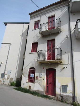 2 bed , finished town house in small village 10km to beach. 