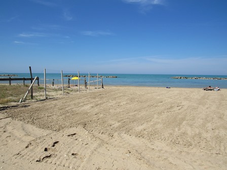 150 meters to a beautiful, sandy beach, 2 bedrooms, parking, public transport.
