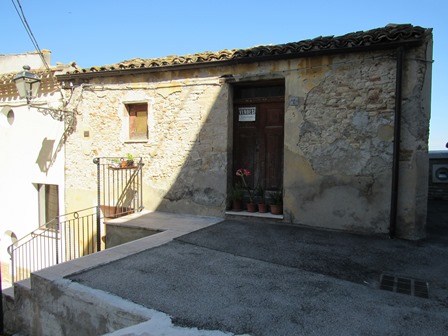 Fantastic mountain and valley views from this 2 bed town house in the old part of town. 