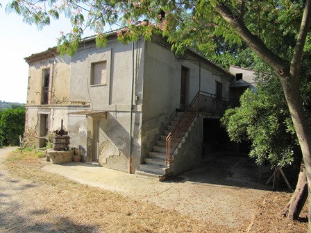 Habitable, 4 bed, 120sqm house, garden, garage, peaceful, 2km from Lanciano. 1