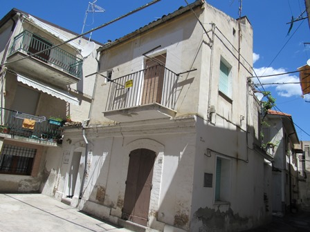 Habitable town house, located centrally in a lively, popular town. 1