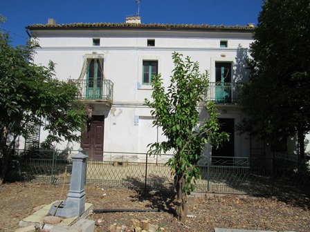 Detached farm house with 2 buildings, 3 bedrooms, garage, 1000sqm of land, peaceful location