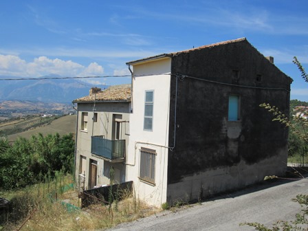 SOLD.Detached farm house with 8000sqm of land, 300 meters from the town and fantastic open mountain views. 