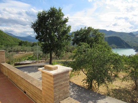 Finished, stone house, with lake and mountain view and 1000sqm of olive grove in an easily accessible location.1