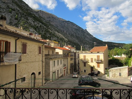 Solid stone structure, 3 beds, garage, 120sqm, in an active town full of Italian character 