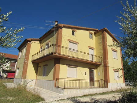 Detached, 250sqm, 6 beds, 4000sqm land, habitable, garage, location 1km to the town