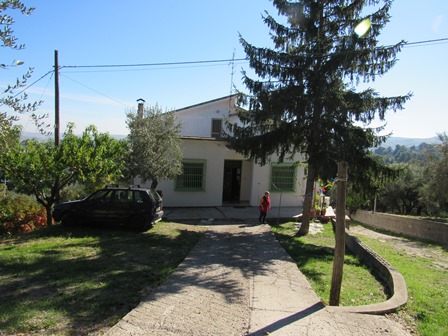 5 bed,detached, finished villa with garden 500 meters to town, with sun terrace with views.1