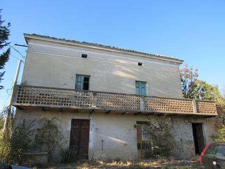 Detached, 160sqm farm house, 3 bed, barn, no neighbours, 40,000sqm land, fantastic mountain and town views1