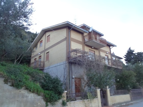 Detached, finished town house of 270sqm with garden and terrace. 