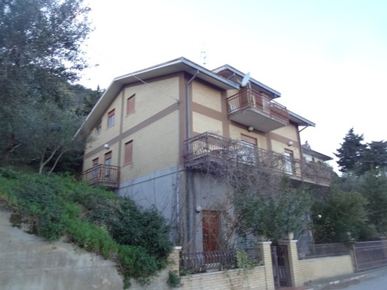 Detached, finished town house of 270sqm with garden and terrace. 1