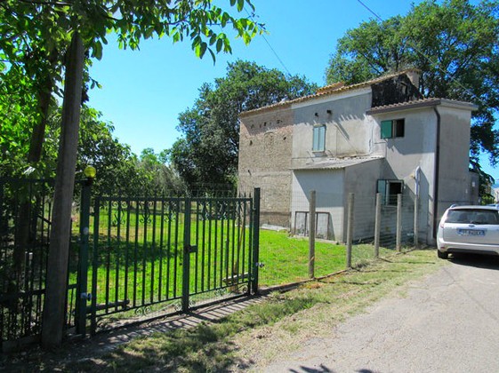 Town house with garden, outbuilding and building land, mountain views. 