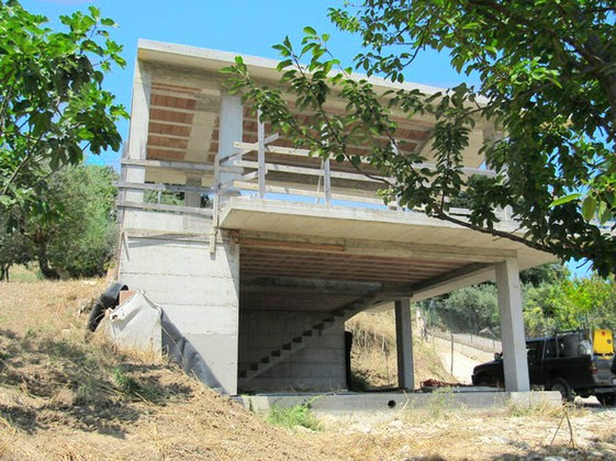 Two newly built buildings, a house and a barn, that need finishing, 3km to the beach on the edge of a forest. 1