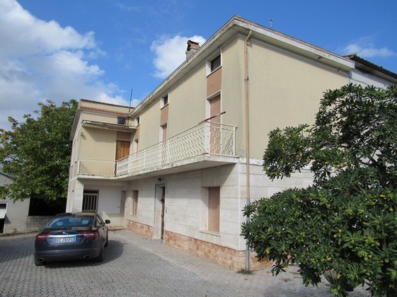 Detached Villa with four out buildings and 4 hectares. 