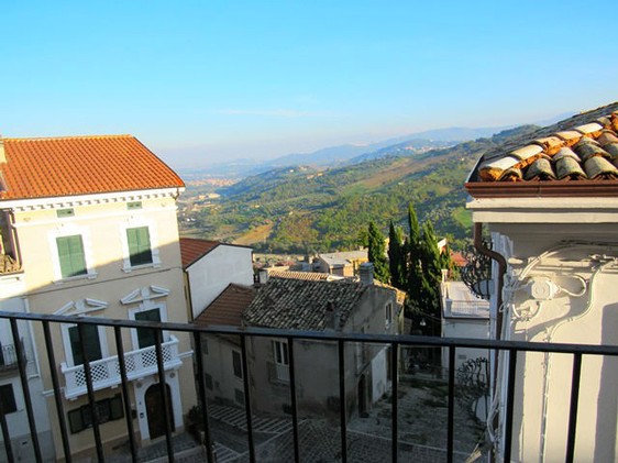2 bedroom apartment in habitable condition in the center of a most Italian town.2