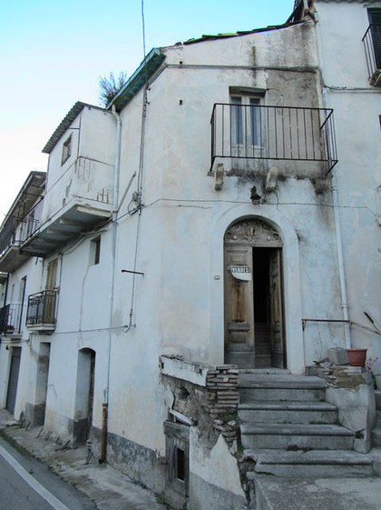 3 bedroom town house with open views in the historical part of a very Italian town. 