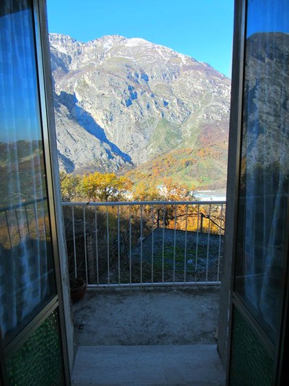 Habitable town house with two bedrooms, garden and cellar. 1