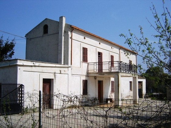 Detached farm house surrounded by 1000 sqm of garden.