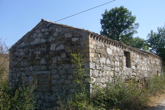 Old house made with Original Majella stone. The house has 2 big room and 1000sqm of land with fruit trees. 