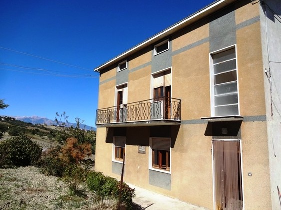 Detached farm house in the peaceful hills immersed in 2500sqm of land. 1